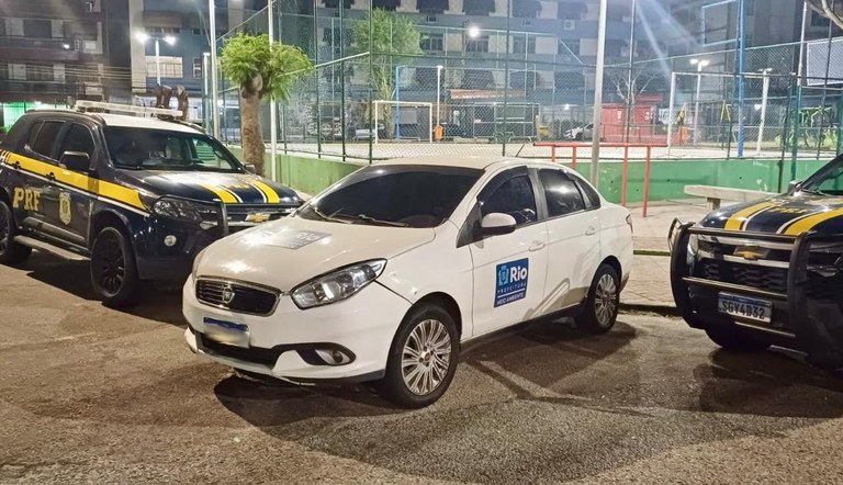 Homem é flagrado com carro roubado com adesivo da Prefeitura do Rio