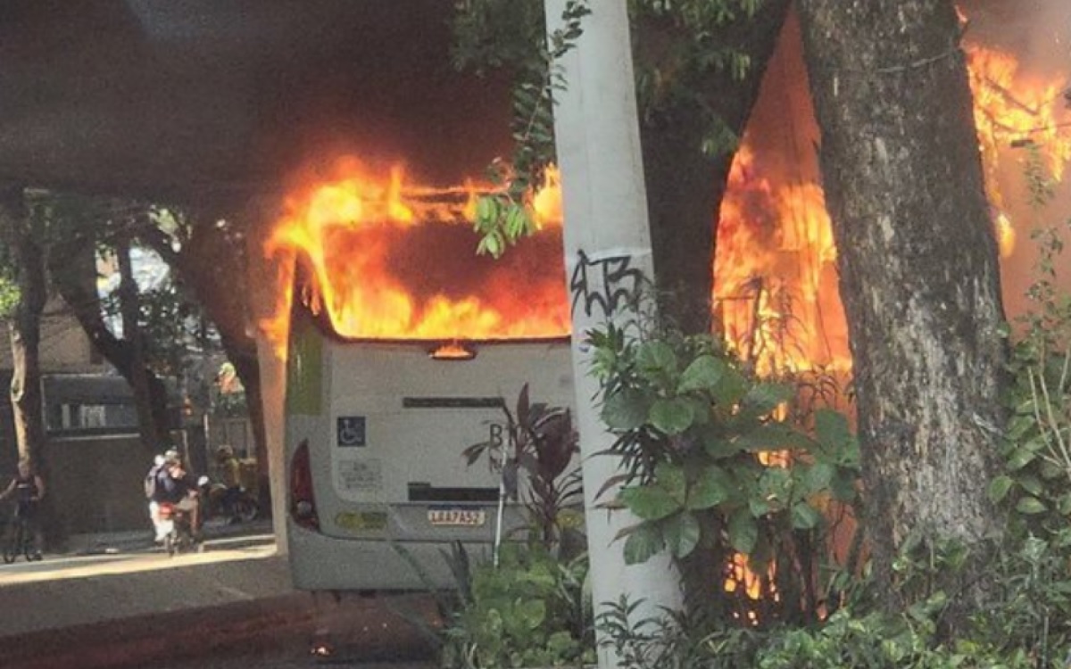 Ônibus pega fogo no Rio Comprido